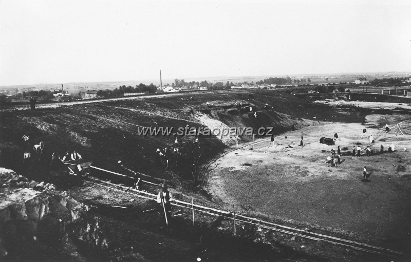 bozenynemcove (6).jpg - Stavba Tyršova stadionu na místě bývalé cihelny ve 20.letech 20.století.